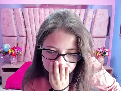 sarah sweett  online show from October 4, 1:42 pm