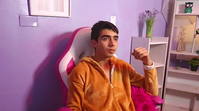 Hottie Guy online show from October 24, 6:15 pm