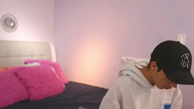 Hottie Guy online show from November 4, 5:45 pm