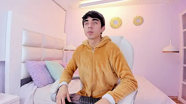 Hottie Guy online show from December 15, 12:09 pm