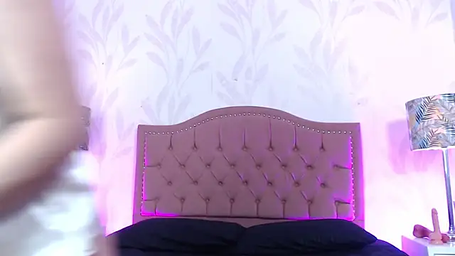 Snapshot of IssisLancaster chatting on October 26, 1:50 pm IssisLancaster online show from October 26, 1:50 pm