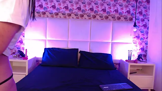 Snapshot of IssisLancaster chatting on November 25, 12:05 pm IssisLancaster online show from November 25, 12:05 pm