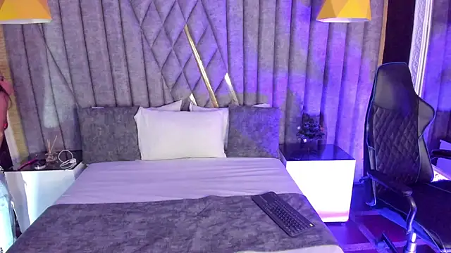 Clohe Bell online show from December 17, 7:53 pm