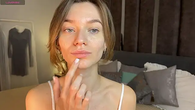 EvaToniz online show from December 14, 1:11 am