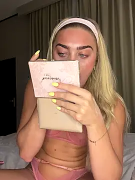 Snapshot of Aurii_Angel chatting on October 11, 11:14 pm Aurii Angel online show from October 11, 11:14 pm