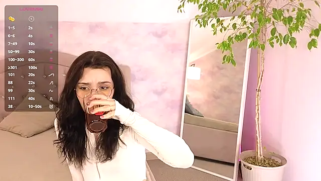 Snapshot of ElizabethMilller_ chatting on May 6, 3:39 pm ElizabethMilller online show from May 6, 3:39 pm