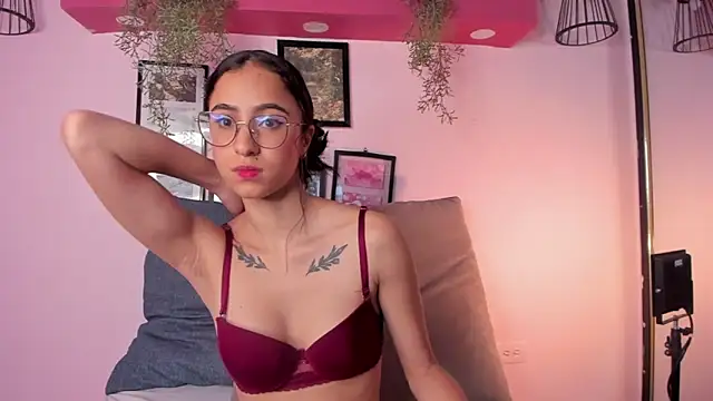 Alana Martinez  online show from December 20, 1:18 pm