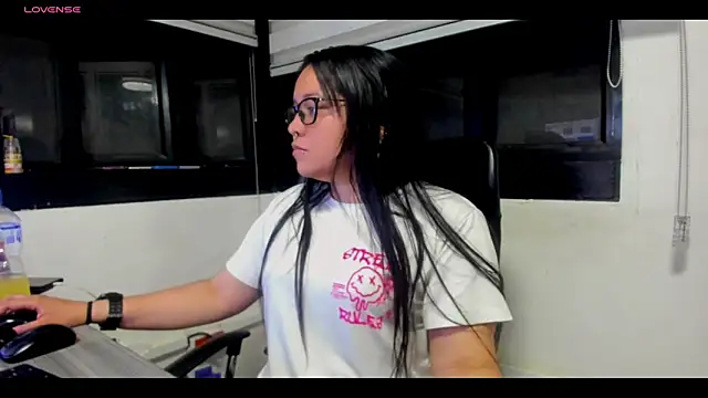 Xander Taylor  online show from December 4, 5:28 am