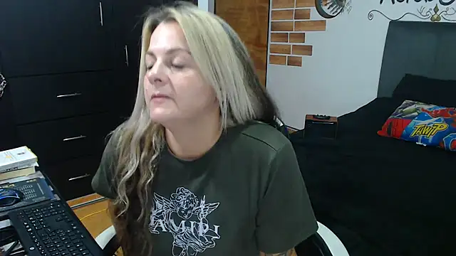 perlagoloza05 online show from November 12, 3:18 am