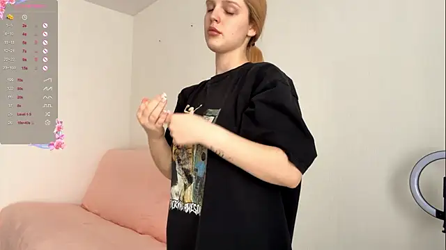 Snapshot of GilySuper chatting on February 1, 9:41 am GilySuper online show from February 1, 9:41 am