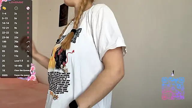 Snapshot of GilySuper chatting on February 19, 11:17 am GilySuper online show from February 19, 11:17 am