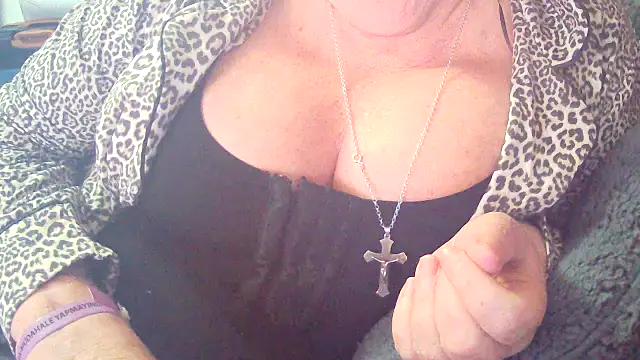 Playful MILF Demi online show from February 1, 9:19 am