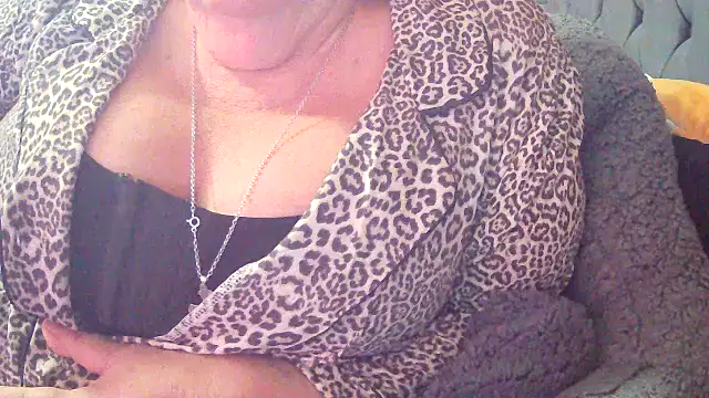 Playful MILF Demi online show from February 2, 8:29 pm