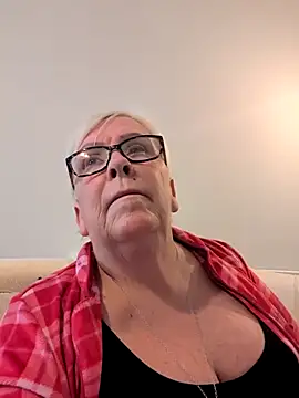 Playful MILF Demi online show from February 11, 9:25 am