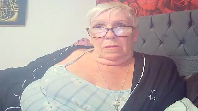 Playful MILF Demi online show from May 29, 9:46 pm