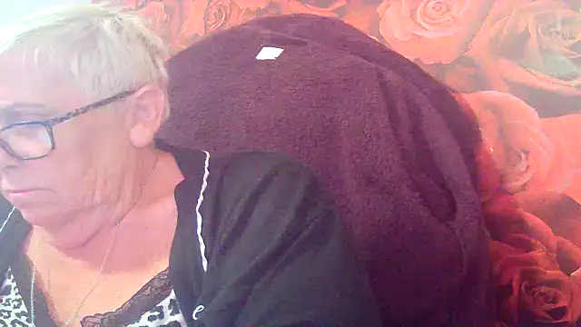 Playful MILF Demi online show from May 31, 6:53 pm