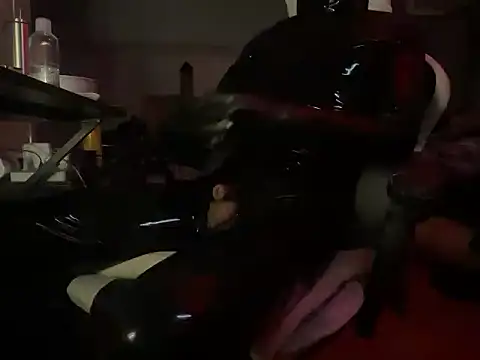 Snapshot of Wuza-H chatting on December 19, 7:32 pm Wuza-H online show from December 19, 7:32 pm