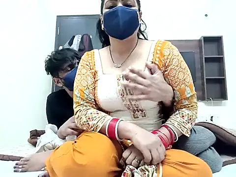 Snapshot of horny_milf_couple chatting on January 16, 5:50 pm horny milf couple online show from January 16, 5:50 pm