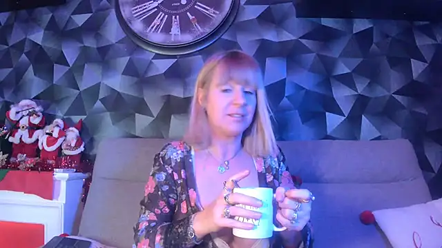 Delichieuse5 online show from December 6, 8:40 pm