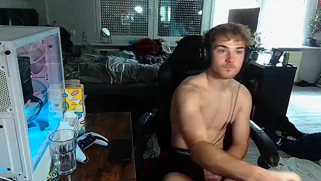 Snapshot of WolkenJunge2006 chatting on November 14, 9:52 am WolkenJunge2006 online show from November 14, 9:52 am