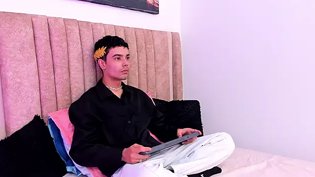 Timothe Evans online show from November 14, 8:07 pm