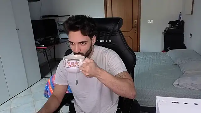 Snapshot of Al3xox02 chatting on March 18, 10:29 am Al3xox02 online show from March 18, 10:29 am