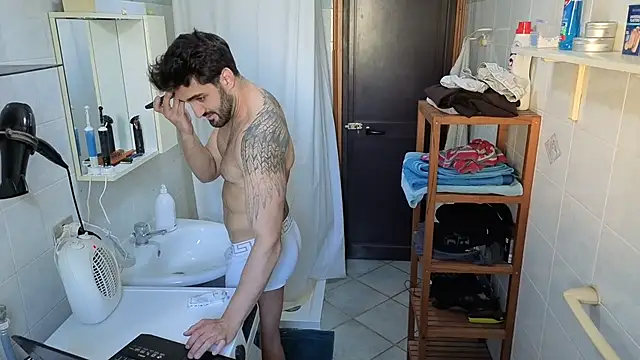 Snapshot of Al3xox02 chatting on March 25, 1:28 pm Al3xox02 online show from March 25, 1:28 pm