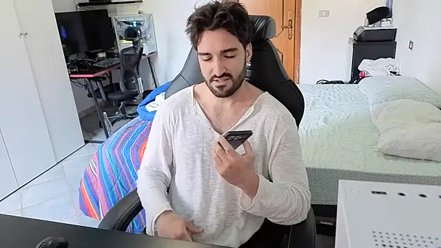 Snapshot of Al3xox02 chatting on March 28, 10:37 am Al3xox02 online show from March 28, 10:37 am