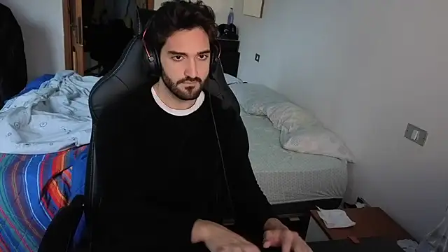 Snapshot of Al3xox02 chatting on April 1, 10:27 am Al3xox02 online show from April 1, 10:27 am