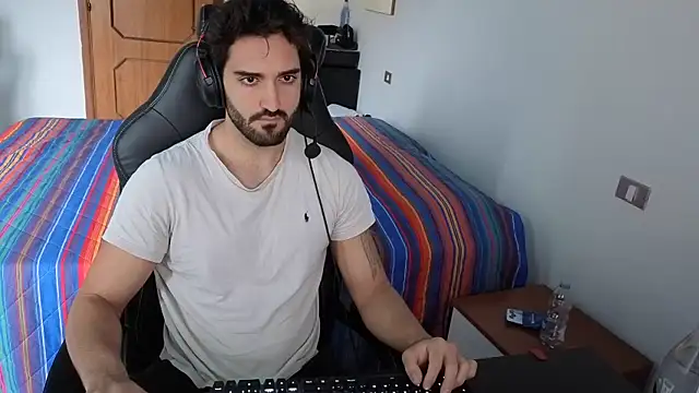 Snapshot of Al3xox02 chatting on April 2, 11:52 am Al3xox02 online show from April 2, 11:52 am