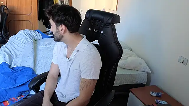 Snapshot of Al3xox02 chatting on April 4, 12:35 pm Al3xox02 online show from April 4, 12:35 pm