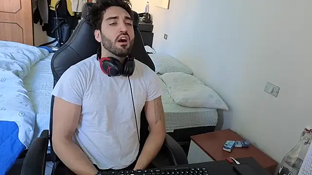 Snapshot of Al3xox02 chatting on April 5, 12:13 pm Al3xox02 online show from April 5, 12:13 pm