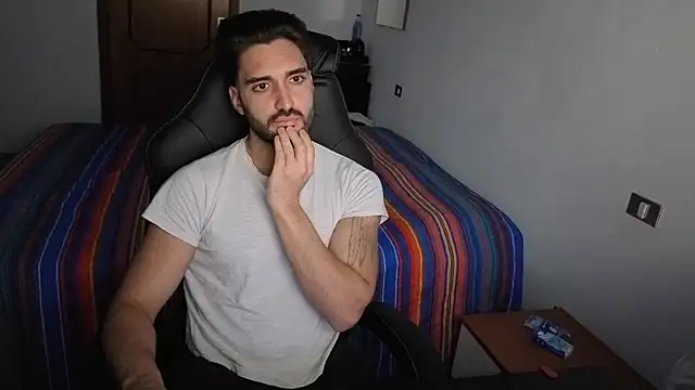 Snapshot of Al3xox02 chatting on April 7, 6:08 pm Al3xox02 online show from April 7, 6:08 pm