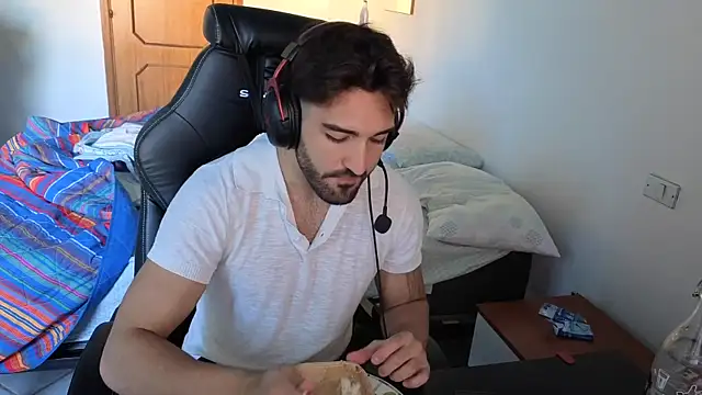 Snapshot of Al3xox02 chatting on April 8, 3:12 pm Al3xox02 online show from April 8, 3:12 pm