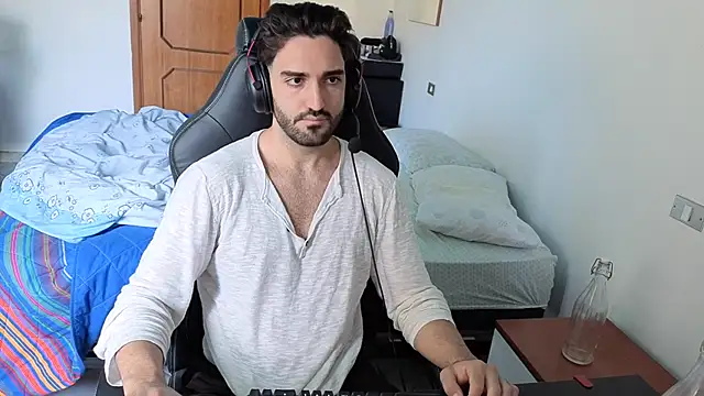 Snapshot of Al3xox02 chatting on April 10, 9:47 am Al3xox02 online show from April 10, 9:47 am