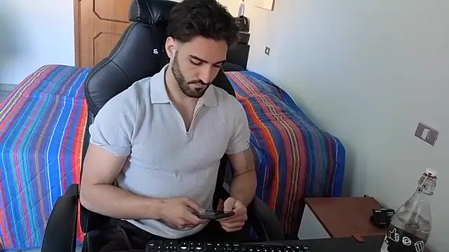 Snapshot of Al3xox02 chatting on April 11, 11:58 am Al3xox02 online show from April 11, 11:58 am