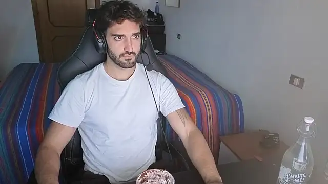 Snapshot of Al3xox02 chatting on April 13, 5:40 pm Al3xox02 online show from April 13, 5:40 pm