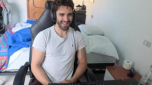 Snapshot of Al3xox02 chatting on April 14, 1:06 pm Al3xox02 online show from April 14, 1:06 pm