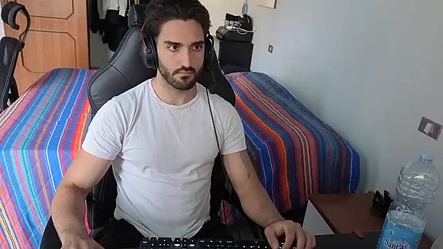 Snapshot of Al3xox02 chatting on April 15, 1:40 pm Al3xox02 online show from April 15, 1:40 pm