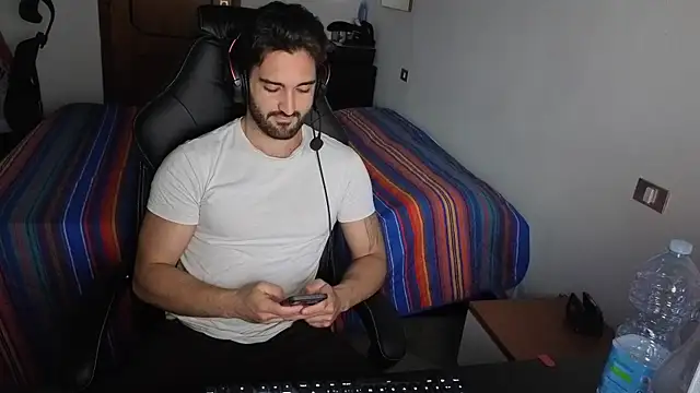 Snapshot of Al3xox02 chatting on April 15, 7:58 pm Al3xox02 online show from April 15, 7:58 pm