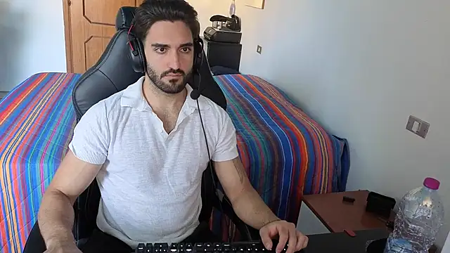 Snapshot of Al3xox02 chatting on April 16, 12:28 pm Al3xox02 online show from April 16, 12:28 pm