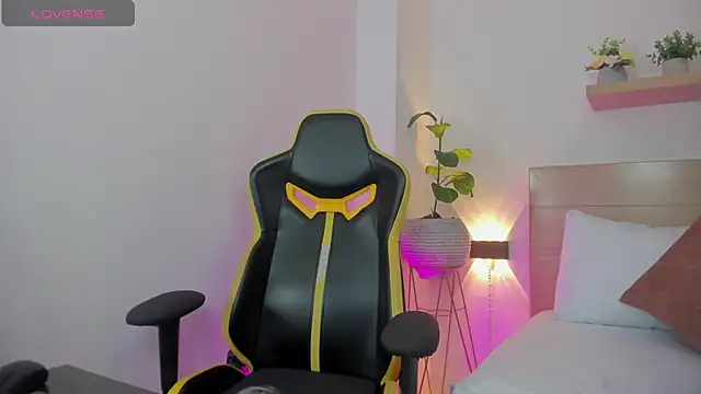 Snapshot of kaitt_ chatting on November 8, 12:49 pm kaitt online show from November 8, 12:49 pm