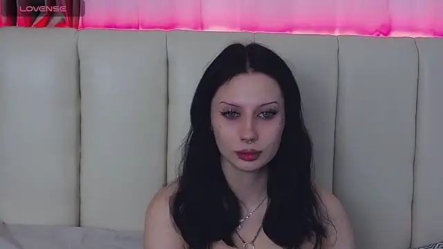 MaeAnna online show from December 14, 1:27 pm