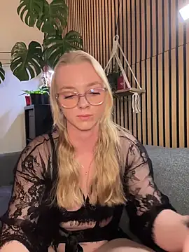 LinaLeana online show from March 1, 5:59 pm