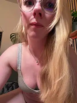 LinaLeana online show from April 4, 5:54 pm