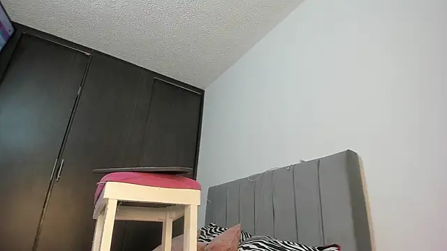 Snapshot of emy_collyns chatting on October 17, 2:48 am emy collyns online show from October 17, 2:48 am