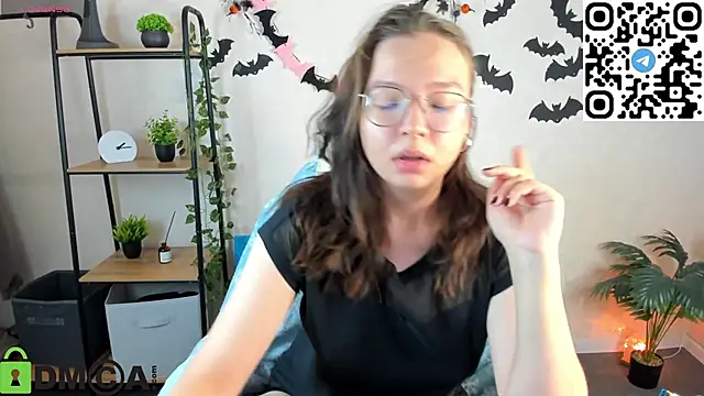 Nuura Moore online show from November 8, 1:06 am