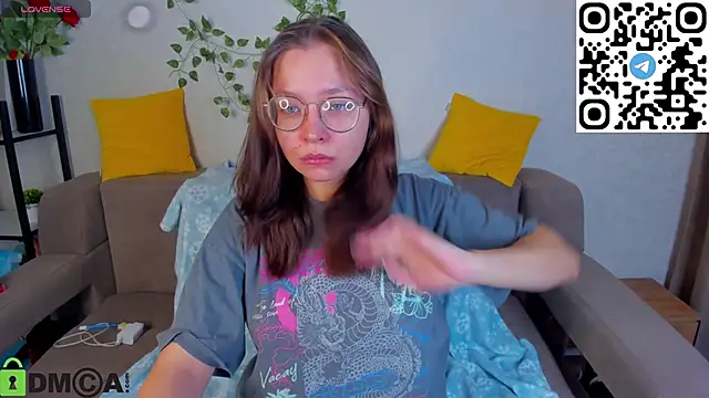 Nuura Moore online show from December 2, 1:11 am