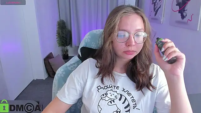 Nuura Moore online show from December 18, 1:00 am