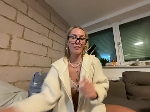 Snapshot of goddesemiiyy chatting on February 8, 5:38 pm goddesemiiyy online show from February 8, 5:38 pm